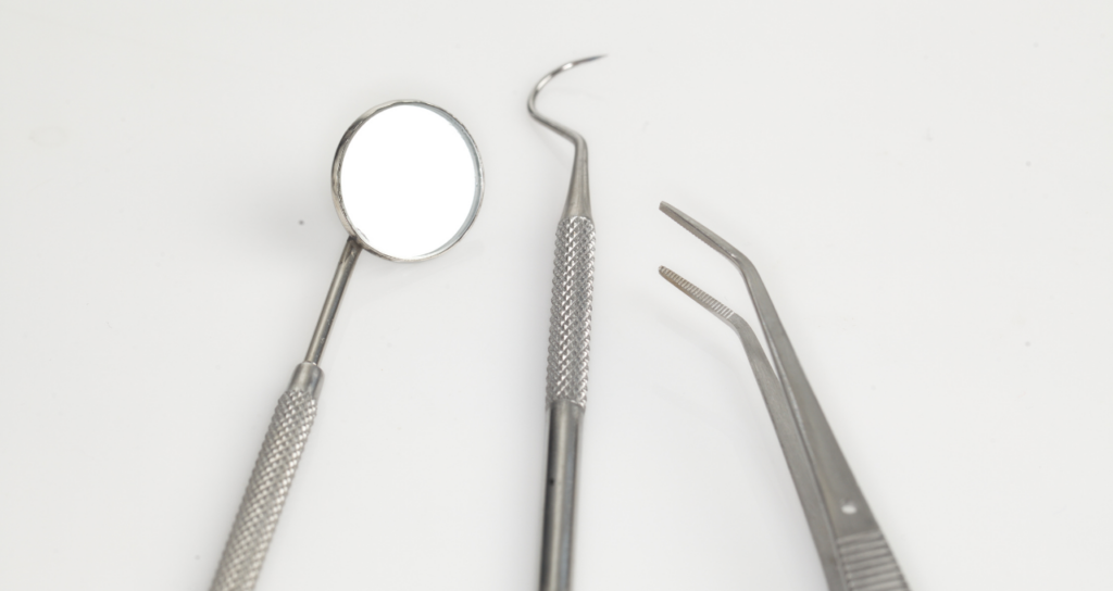 器具に触れてみる｜宮本医院の歯科